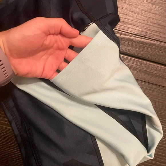 Under Armour Crop Patterned Leggings - Picture 8 of 9